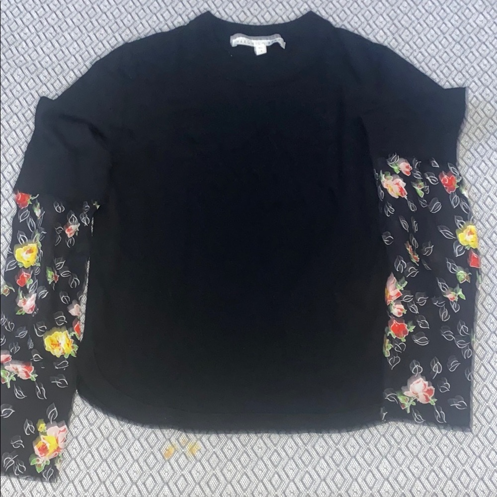 Black Top with Floral Sleeves- Gentle used in pre great condition. Size: Small